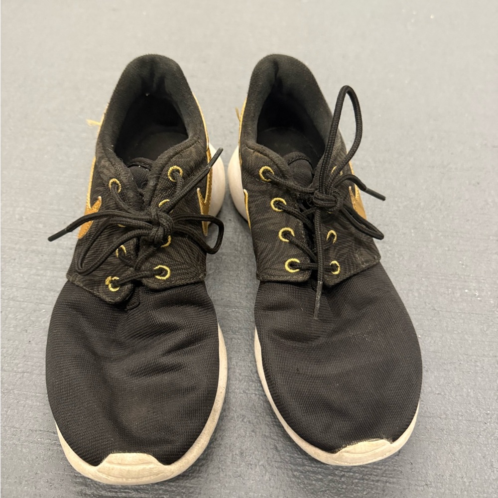 🤍3/$15 Nike Roshe Black Sneakers with Gold Details